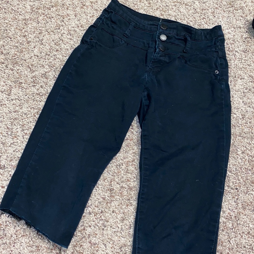 Black Capris!